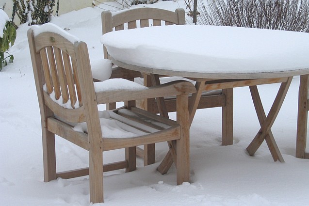 teakový nábytok pod snehom