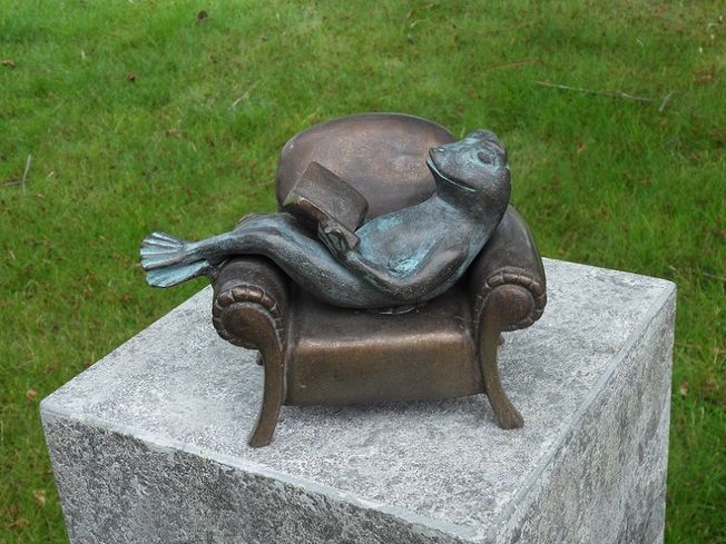 Záhradná bronzová dekorácia, žabka na pohovke,13x11x18 cm