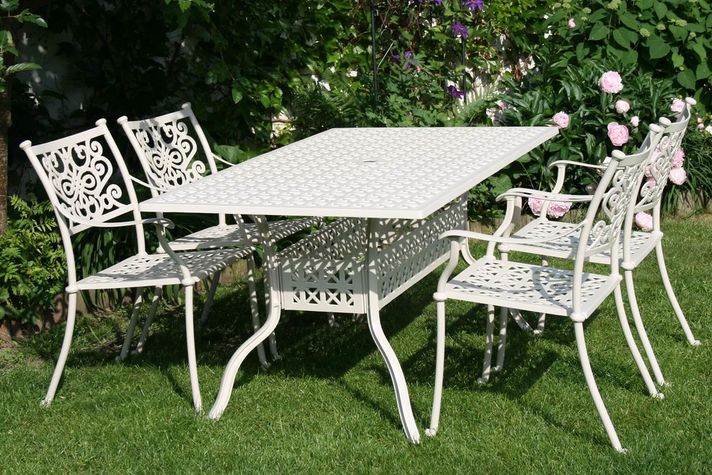 BARNSLEY TINTINHAL WHITE - kovové stoličky so stolom 89 x 158 cm