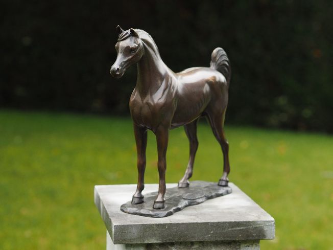 Záhradná bronzová dekorácia, kôň na podstavci, 30x10x33 cm