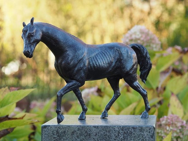 Záhradná bronzová dekorácia, kôň v pokluse, 24x8x37 cm