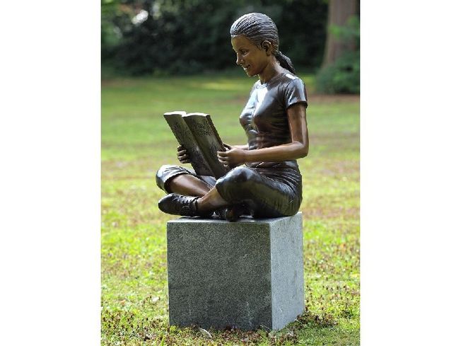 Záhradná bronzová dekorácia, mladá žena s knihou, 77x56x57 cm