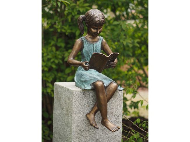 Záhradná bronzová dekorácia, mladé dievča s knihou, 64x30x29 cm
