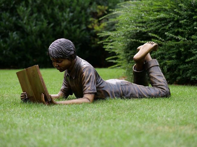 Záhradná bronzová dekorácia, mladý muž s knihou, 46x43x112 cm
