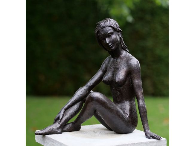 Záhradná bronzová dekorácia, nahá žena II, 29x20x29 cm