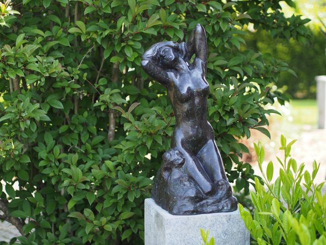 Záhradná bronzová dekorácia, nahá žena III, 63x30x32 cml
