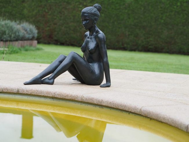 Záhradná bronzová dekorácia, nahá žena IV, 69x51x70 cm