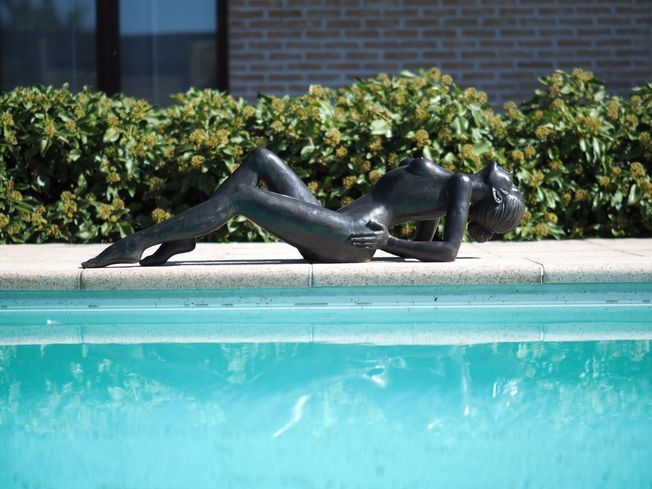Záhradná bronzová dekorácia, nahá žena V, 29x35x129 cm