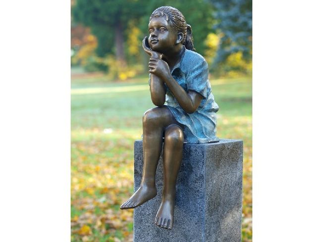 Záhradná bronzová dekorácia, zamyslené dievča, 64x22x30 cm